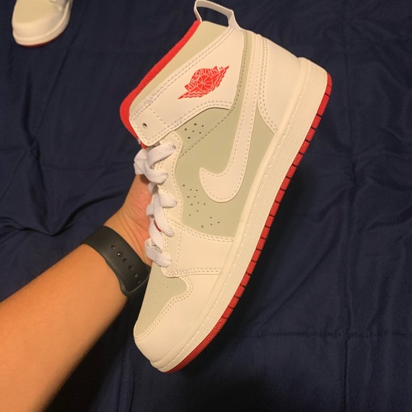 Jordan 1 Mid Bugs Bunny (Size 3Y) - Picture 2 of 5